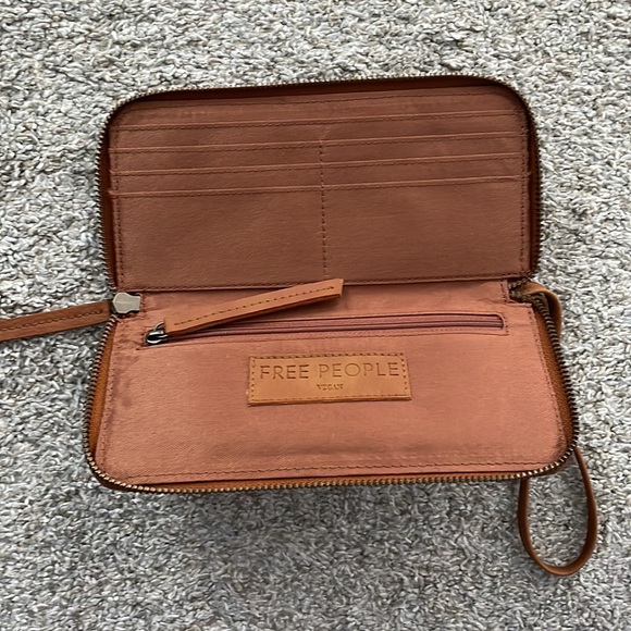 NWT Free People Distressed Vegan Brown Wallet - Picture 3 of 4